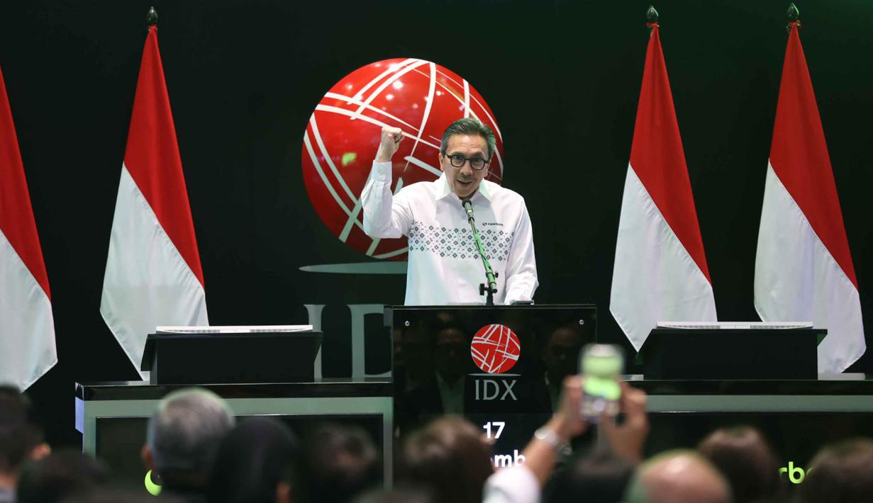 Superbank menetapkan harga penawaran umum perdana sebesar Rp635 per saham, dan melepas 4,4 miliar saham baru, setara dengan 13% dari modal ditempatkan dan disetor penuh setelah IPO. Tampak dalam foto, Presiden Direktur Superbank, Tigor M. Siahaan saat memberi sambutan pada pencatatan perdana saham PT Super Bank Indonesia Tbk (SUPA) di Bursa Efek Indonesia (BEI), Rabu (17/12/2025). (Kapanlagi.com/Budy Santoso)