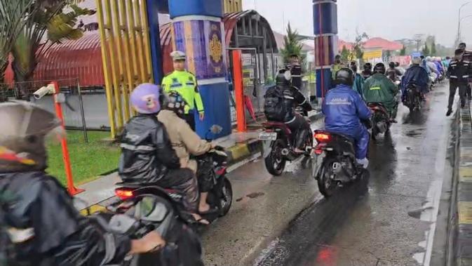 Jalan Menuju Kota Medan Terendam Banjir, Pemotor Ramai-ramai Lewat Tol