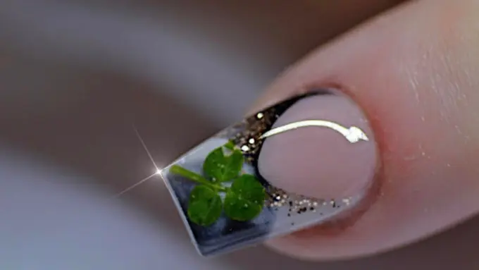 Nail Art Super Gemas Ini Bikin Kuku Jadi Cantik