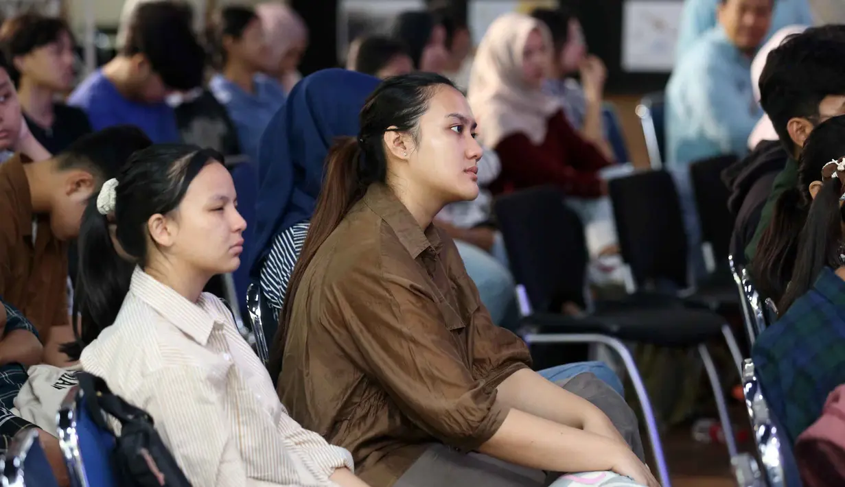 Beberapa narasumber kompeten dihadirkan untuk memberikan informasi relevan dalam ajang yang ditujukan membentuk sumber daya manusia unggul di bidang energi berkelanjutan. Tampak dalam foto, beberapa peserta menyimak paparan pemateri pada ajang Pertamina Hulu Energi “Upstream Force: We Are The Energy” di Gedung PPDT Galeri R FSRD, Universitas Trisakti, Jakarta, Rabu (12/11/2025). (Liputan6.com/Helmi Fithriansyah)