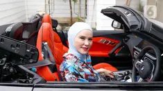 Aktris Angel Lelga berada dalam kendaraannya di kediamannya di kawasan Jagakarsa, Jakarta, Rabu (6/7/2022). Model, penyanyi, sekaligus aktris cantik Angel Lelga masuk dalam daftar selebritas paling modis dalam berhijab. (Liputan6.com/Herman Zakharia)