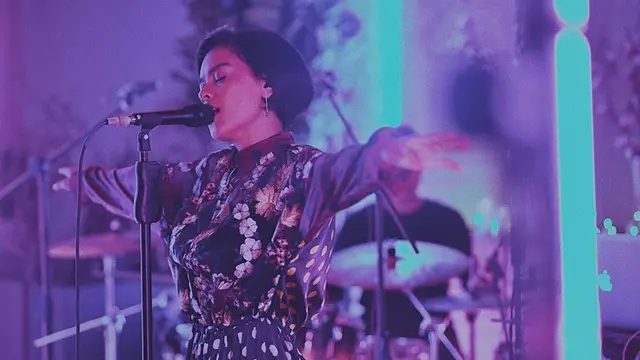 FOTO: Momen Eva Celia Bernyanyi di Atas Panggung, Tampil Menawan