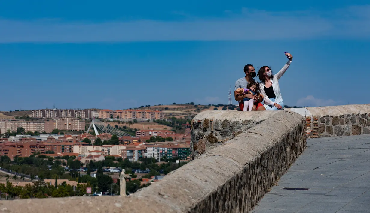 Para turis berswafoto di kota tua Toledo, Spanyol, pada 22 September 2020. Pariwisata di Toledo terdampak keras oleh pandemi COVID-19. (Xinhua/Meng Dingbo)