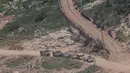 Foto menunjukkan tank dan kendaraan militer Israel melaju melewati kehancuran akibat pemboman Israel di Lebanon Selatan, pada Senin 27 April 2026. (Jalaa MAREY/AFP)