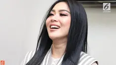 Syahrini boleh berbangga hati, konser 10 tahun perjalanan kariernya di dunia hiburan ditanggapi antusias para penggemar. Pada acara tersebut, Syahrini membagi penonton dalam beberapa kelas, dengan harga yang tentunya juga berbeda.