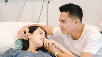 Sempat Positif Covid-19, Ini 6 Momen Haru Istri Eza Gionino Melahirkan Anak Ketiga