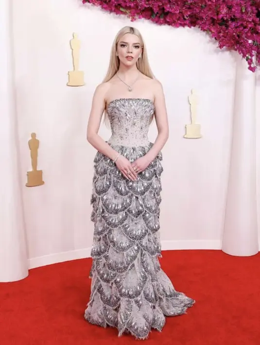 Anya Taylor-Joy menjaga hal-hal klasik, dan dihiasi, untuk Oscar 2024. Aktris itu mengenakan gaun tanpa tali bergigi oleh Dior untuk acara tersebut, dengan perhiasan Tiffany & Co. [@cinemalover1983]