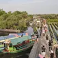 Wisatawan usai menaiki perahu saat mengunjungi Taman Wisata Hutan Bakau (Mangrove) di Desa Segarajaya, Tarumajaya, Bekasi, Jawa Barat (24/11/2019). Taman wisata hutan bakau ini menjadi salah satu destinasi favorit warga, baik dari dalam maupun luar Bekasi. (merdeka.com/Iqbal S. Nugroho)