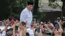 Capres nomor urut 02 Prabowo Subianto tiba di rumah kemenangan kediamannya di Jalan Kertanegara, Kebayoran Baru, Jakarta, Jumat (19/4). Kedatangan Prabowo disambut ribuan pendukungnya yang telah menunggu di Kartanegara dari pagi. (Liputan6.com/Faizal Fanani)