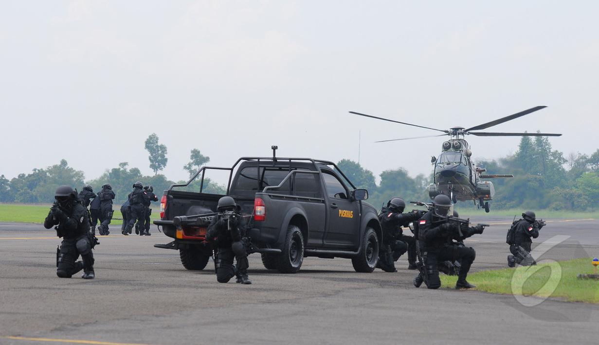 Atraksi pembebasan sandera oleh Detasemen Bravo dalam acara peringatan HUT ke-69 TNI AU AU Tahun 2015 di Lanud Halim Perdanakusuma, Jakarta, Kamis (9/4/2015). Acara tersebut menampilkan demo darat dan atraksi udara. (Liputan6.com/Herman Zakharia)