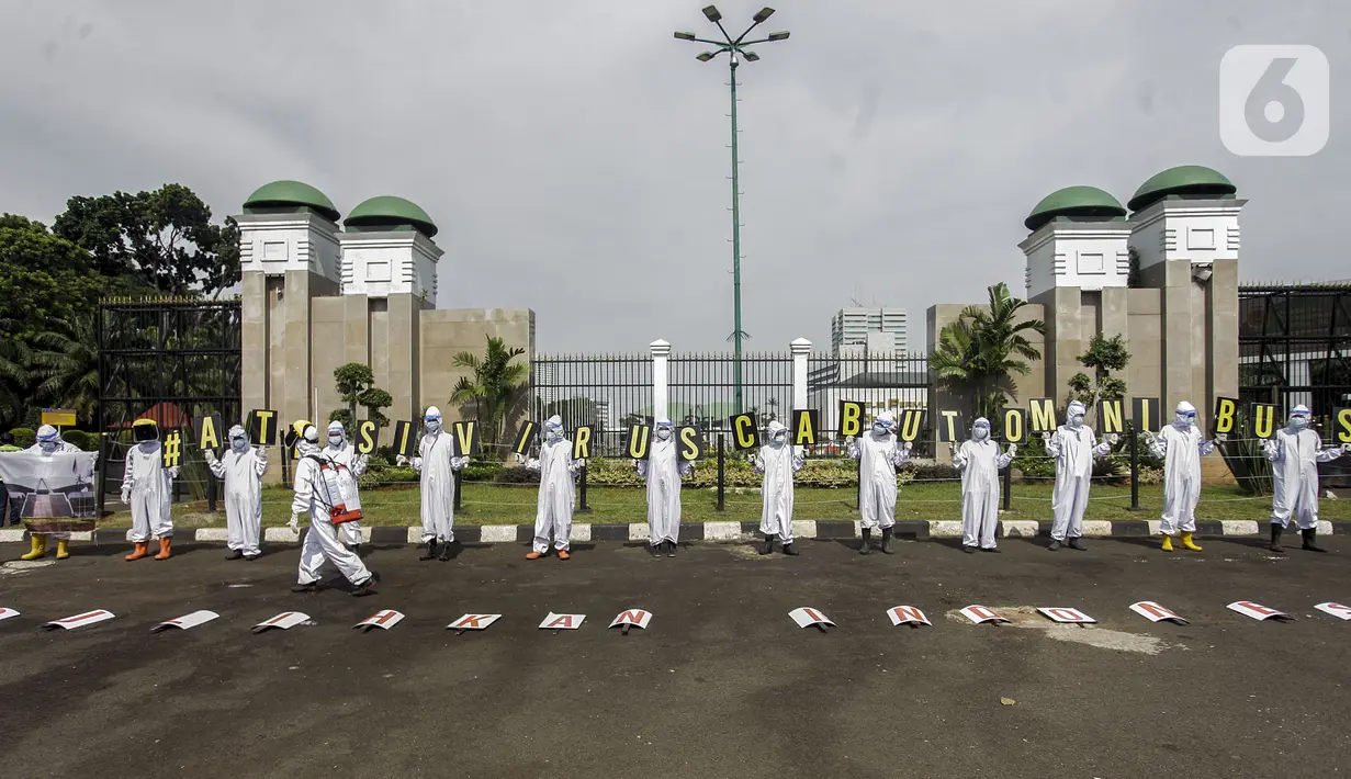 Aktivis Walhi saat menggelar aksi damai di depan Gedung MPR/DPR/DPD, Jakarta, Kamis (9/7/2020). Dalam aksinya mereka menyerukan untuk menolak dan menghapus RUU Omnibus Law Cipta Lapangan Kerja. (Liputan6.com/Johan Tallo)