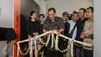 Menteri Koperasi dan UKM, AAGN Puspayoga memotong pita saat meresmikan pembukaan Anugerah Pewarta Foto Indonesia (APFI) 2017 di Jakarta, Jumat (21/4). Sebanyak 15 karya foto jurnalistik terbaik telah dipilih dari 5.488 karya. (Liputan6.com/Faizal Fanani)