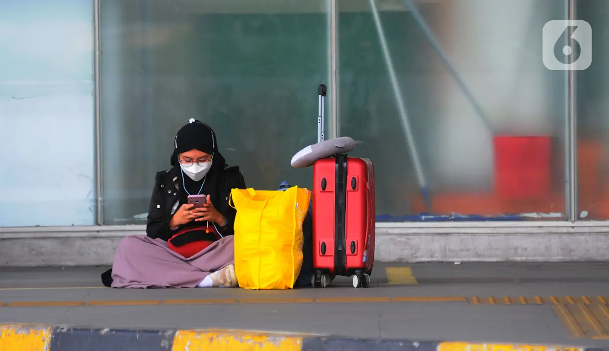 Kasubag TU Terminal Terpadu Pulo Gebang, Junaedi mengatakan jika saat ini jumlah penumpang yang berangkat dari terminal tersebut masih normal. (merdeka.com/Imam Buhori)