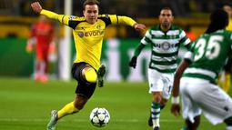 Pemain Borussia Dortmund, Mario Goetze, melakukan tendangan ke arah gawang Sporting CP dalam laga Grup F Liga Champions di Signal Iduna Park, Rabu (2/11/2016) waktu setempat. (AFP/Patrik Stollarz)