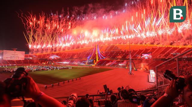 Pertunjukan kembang api pada pesta penutupan SEA Games 2025 yang berlangsung di Rajamangala Stadium, Bangkok, Sabtu (20/12/2025) malam WIB.