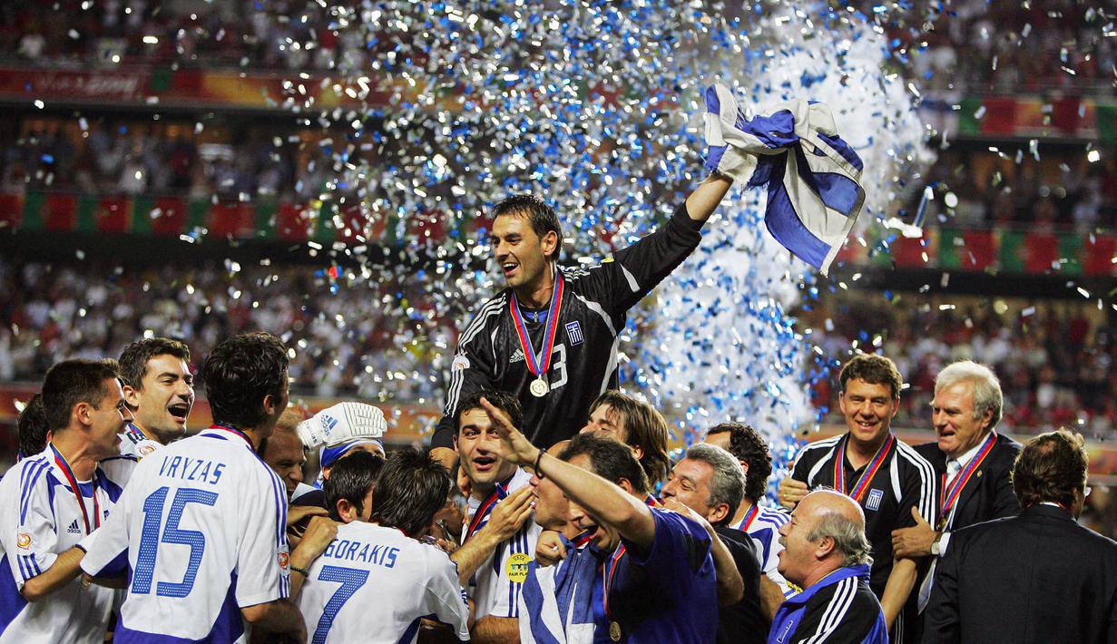 Yunani - Tak ada yang memprediksi Yunani akan menjadi Juara Euro 2004. Perjalanan terjalnya diawali dari keberhasilan mereka "mentas" dari grup neraka, kejutkan Prancis di perempat final, hadapi Ceko dalam semifinal, dan tumbangkan Skuat Ronaldo cs di babak final. (Foto: AFP/Soriano/Fife)