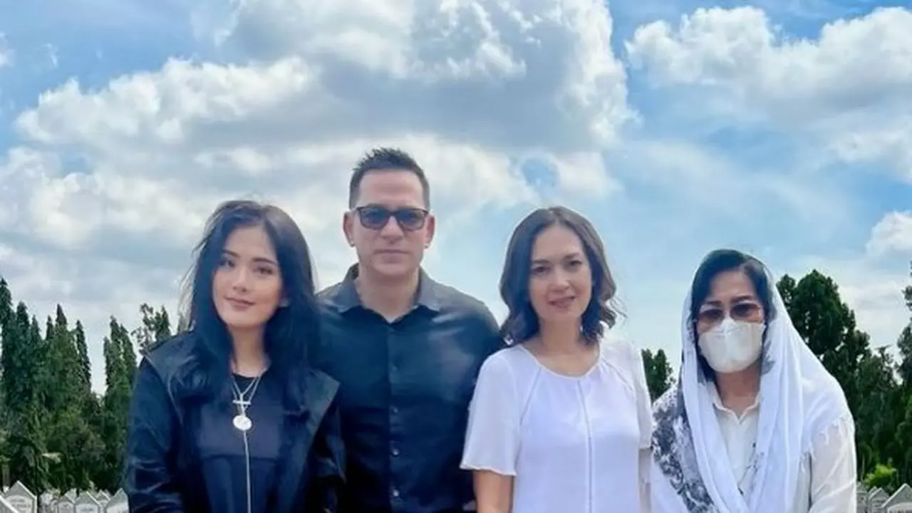 Potret Ira dan Ari Wibowo bersama Eve dan mama saat nyekar ke makam sang ayah (Sumber: Instagram/irawbw)