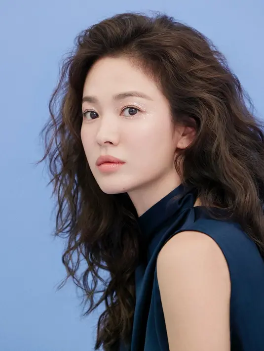 Tampil dengan rambut keriting bervolume membuat Song Hye Kyo terlihat seperti remaja [instagram/kyo1122]