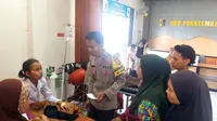 Keracunan massal menimpa puluhan siswa SDN 3 Ketapang Raya, Kecamatan Keruak, Kabupaten Lombok Timur, Provinsi Nusa Tenggara Barat (NTB). (Liputan6.com/ Dok Humas Polres Lombok Timur)