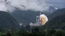 Roket pengangkut membawa satelit terakhir dari Sistem Satelit Navigasi BeiDou (BeiDou Navigation Satellite System/BDS) lepas landas dari Pusat Peluncuran Satelit Xichang, Sichuan, China, Selasa (23/6/2020). Ini menandai tuntasnya pemosisian sistem navigasi global satelit BDS. (Xinhua/Jiang Hongjing)
