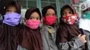 Murid Taman Kanak-kanak (TK) mengenakan masker di  TK RA Hidayatusshibyan Cinere, Depok, Kamis (5/3/2020). Mengantisipasi virus corona COVID-19, murid-murid diukur suhu tubuhnya  dan diwajibkan mencuci tangan mereka sebelum masuk kelas.  (merdeka.com/Arie Basuki)