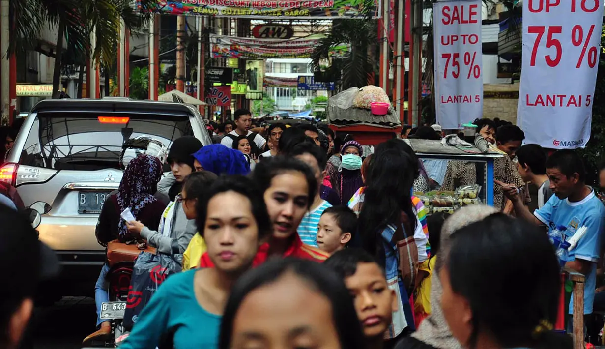 Beberapa toko yang ada di kawasan Pasar Baru, Jakarta, menawarkan potongan harga hingga 75 persen, (25/7/2014). (Liputan6.com/Faizal Fanani)