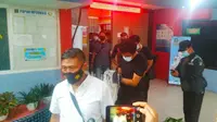 Proses pemindahan warga binaan kasus narkoba di Lapas Pekanbaru yang dulunya merupakan sipir penjara. (Liputan6.com/M Syukur)