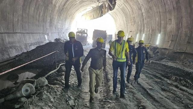 Pekerja sebelum terowongan runtuh di Uttarakhand, India. (SDRF Va AP)