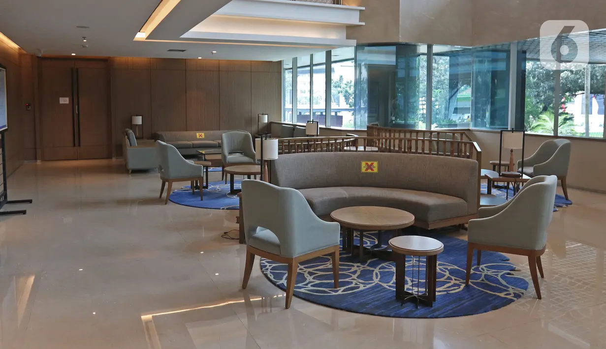 Suasana lobby di Kantor PLN Pusat, Jalan Trunojoyo, Blok M, Jakarta, Selasa (21/7/2020). PT PLN (Persero) memutuskan untuk menutup sementara kantor pusat  setelah enam orang karyawan PLN dinyatakan positif COVID-19, dimulai hari Senin (20/7) hingga Jumat (24/7). (Liputan6.com/Herman Zakharia)