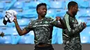 Pemain Real Madrid, Vinicius Junior bercanda dengan rekannya saat melakukan latihan menjelang laga semifinal Liga Champions 2022/2023 melawan Manchester City di Etihad Stadium, Manchester, Selasa (16/05/2023) waktu setempat. (AP Photo/PA/Martin Rickett)