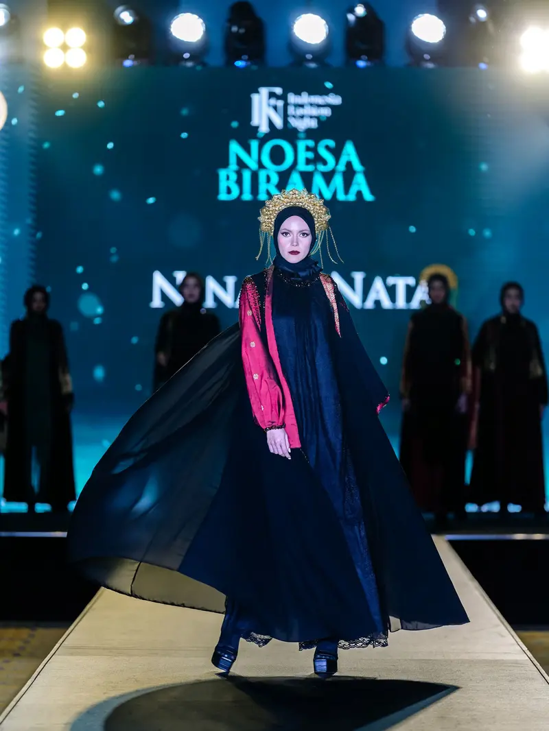 Inspirasi Baju Lebaran dari Koleksi Desainer Indonesia yang Tampil di Riyadh Arab Saudi, Ada Abaya Berbahan Songket Silungkang - Lifestyle Liputan6.com