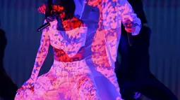 Penampilan panas Rihanna dan Drake saat tampil di atas panggung BRIT Awards di O2 arena, London, Inggris, Rabu (24/2/2016). (REUTERS/Stefan Wermuth)