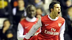 Selebrasi gol dari Robin van Persie yang membuka kemenangan Arsenal 3-0 saat bertamu di St Andrews, kandang Birmingham City, pada partai lanjutan Liga Premier, 1 Januari 2010. AFP PHOTO/GLYN KIRK