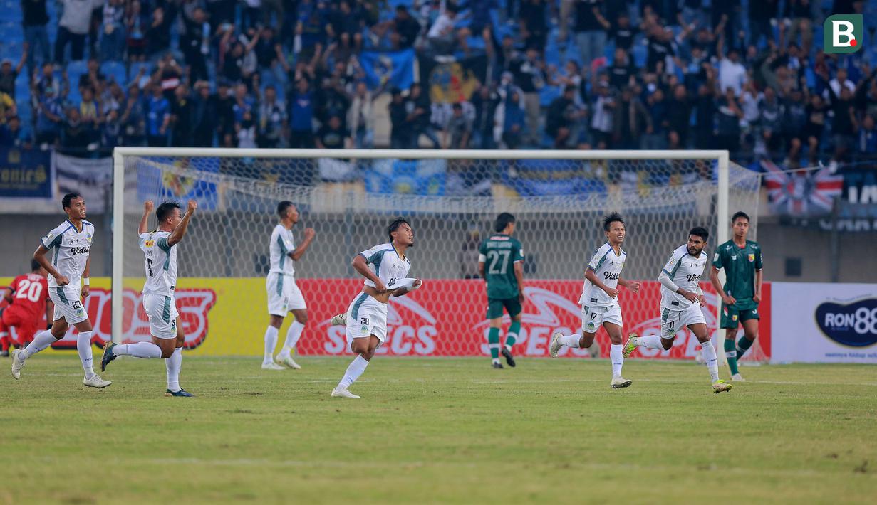 Pemain PSIM Yogyakarta, Aditya Putra Dewa melakukan selebrasi usai mencetak gol ke gawang Persikab Bandung pada laga pertama Grup Tengah Liga 2 2022/2023 antara Persikab Bandung melawan PSIM Yogyakarta di Stadion Si Jalak Harupat, Bandung, Minggu (28/8/2022). (Bola.com/M Iqbal Ichsan)