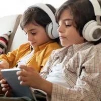 Jika diperlukan, orang tua dapat mengambil langkah tegas dengan menyimpan gadget di tempat terkunci atau mematikan router Wi-Fi pada jam tertentu. Meski terdengar ekstrem, cara ini efektif membantu anak memutus kebiasaan impulsif mengambil gadget saat bosan. (foto/dok: freepik)