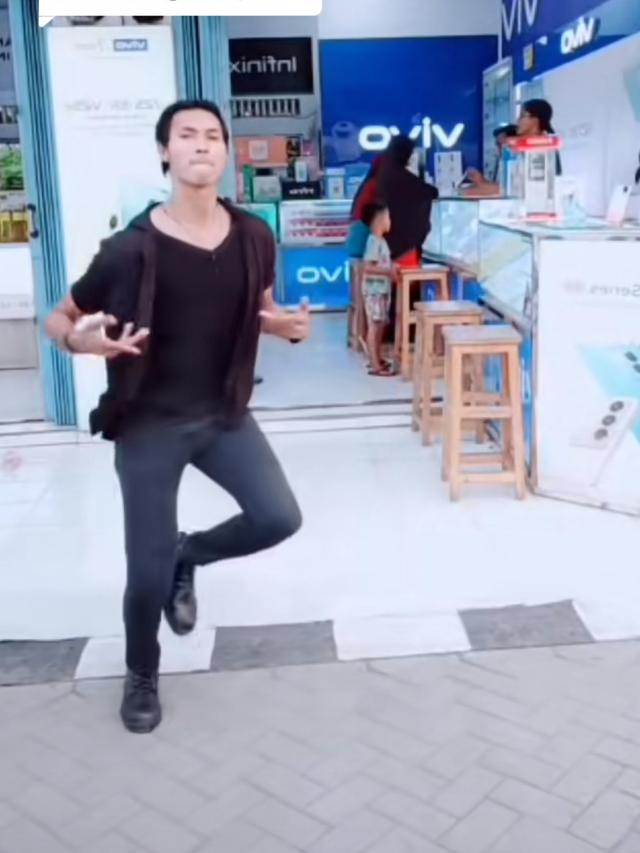 Arya Khan Suami Pinkan Mambo