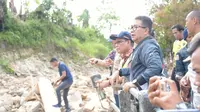 Pj Gubernur Sulbar Akmal malik meninjau lokasi terdampak banjir dan longsor di Desa Pammulukang Mamuju (Foto: Liputan6.com/Abdul Rajab Umar)