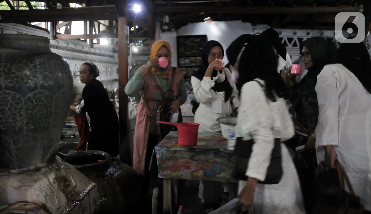 Peziarah meminum air dari gentong saat berziarah di kompleks makam Sunan Gunung Jati, Cirebon, Jawa Barat, Kamis (31/3/2022). Makam Sultan Syarif Hidayatullah atau Sunan Gunung Jati salah satu lokasi yang ramai didatangi peziarah sebagai tradisi jelang Ramadhan. (merdeka.com/Iqbal S. Nugroho)