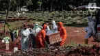 Petugas Suku Dinas Pertamanan dan Pemakaman mengenakan perlengkapan APD memakamkan jenazah pasien COVID-19 di TPU Pondok Rangon, Jakarta, Rabu (17/6/2020). (Liputan6.com/Johan Tallo)