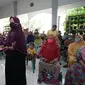 Bupati Banyuwangi Abdullah Azwar Anas menyerahkan BST Kemensos di Kantor Desa Ketapang, Kecamatan Kalipuro, Banyuwangi.