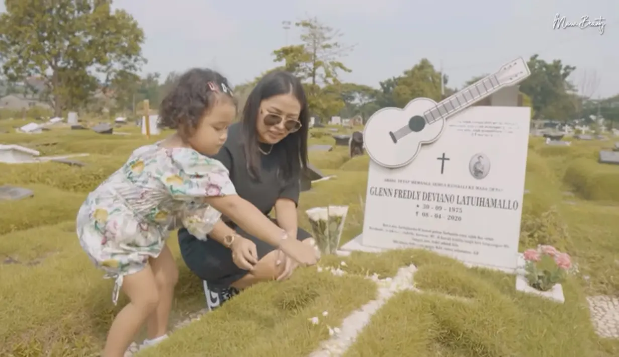 Meski baru pertama datang, Gewa langsung tahu dan menunjuk foto sang ayah di atas nisan. [Youtube/Mutia Ayu]