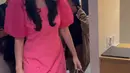 Titi Kamal tampil bak Barbie mengenakan dress pink dengan lengan balon. Dress pas badan tersebut pun memiliki aksen beads agar tidak terlalu polos. [@tya_ariestya]