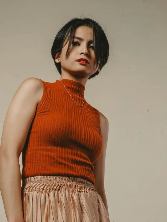 "Jadi aku memang dalam film ini bulan April tahun ini potong rambut pendek, kayaknya pixy cut gitu atau short bob dan itu permintaan sutradara aku," kata Acha ditemui di Jakarta Selatan, Selasa 26 Desember 2023. [Instagram/septriasaacha]