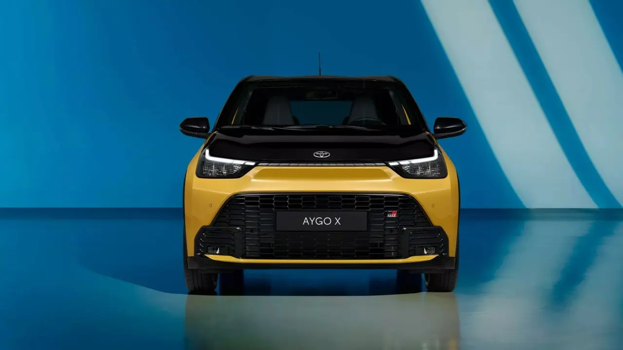 Toyota Aygo X facelift memadukan desain mungil khas city car dengan teknologi hybrid penuh. (Carscoops)