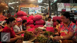 Aktifitas para pedagang bawang di Pasar Induk Kramat Jati, Jakarta, Jumat (19/6/2015). Bawang merah mengalami kenaikan dari harga Rp 20 ribu/kg saat ini mencapai Rp 22 ribu hingga 25 ribu/kg. (Liputan6.com/Yoppy Renato)