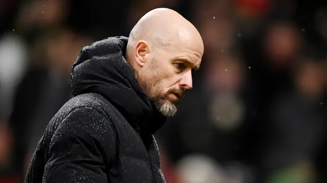 Erik Ten Hag menjadi salah satu pelatih yang terancam kehilangan pekerjaan. Performa MU yang angin-anginan membuat nama sang pelatih mencuat sebagai orang yang harus bertanggung jawab atas melemahnya penampilan MU musim ini. (AFP/Oli Scarff)