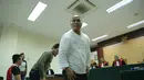 Setelah mendengarkan keterangan saksi, Ketua Majelis Hakim Sun Basana Hutagalung lantas menanyakan pada Iwa K terkait kesaksian tersebut. Penyanyi tersebut tak membantahnya. (Adrian Putra/Bintang.com)