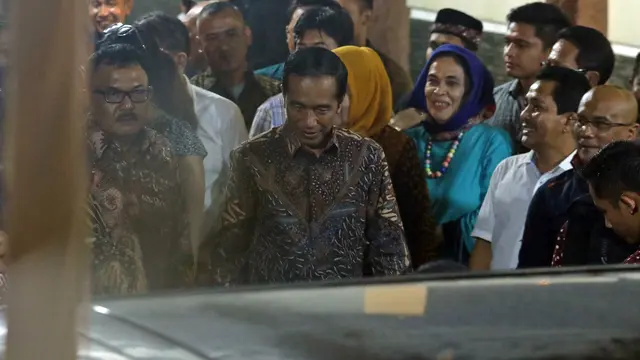 Presiden Jokowi melakukan kunjungan ke rumah calon mantunya, Muhammad Bobby Afif Nasution di Medan. (Liputan6.com/Reza Efendy)