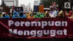 Massa yang tergabung dari berbagai elemen masyarakat melakukan aksi damai dengan membentangkan poster di kawasan Monumen Nasional, Jakarta, Indonesia, Rabu (8/3/2023). Dalam aksi memperingati Hari Wanita Internasional, mereka menyerukan untuk melawan segala bentuk penindasan hak, perlindungan, menolak perkawinan anak serta menjamin kesehatan perempuan. (Liputan6.com/Johan Tallo)