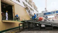 Petugas menaikkan motor milik penumpang Kapal KM Dobonsolo tujuan Semarang melakukan registrasi ulang di Pelabuhan Indonesia 2, Tanjung Priok, Jakarta Utara, Selasa, (26/42022). PT Pelayaran Nasional Indonesia atau PT PELNI (Persero) memprediksi penumpang kapal pada musim mudik 2022 ini bisa menembus 417.676 orang selama periode H-15 hingga H+15 Lebaran. (Liputan6.com/Herman Zakharia)